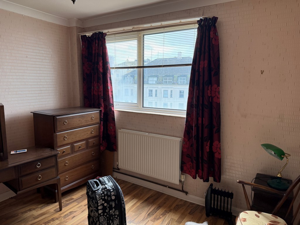 Lot: 22 - BALCONY FLAT WITH SEA VIEWS IN NEED OF UPDATING - Main bedroom with window